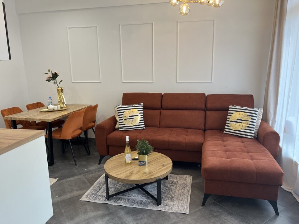 Stue med hjørnesofa og spiseplads – Lejlighed Amore, Międzyzdroje
