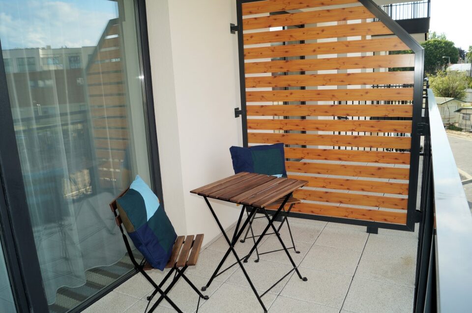 Balcon avec table et chaises – Appartement Bella D126, Międzyzdroje