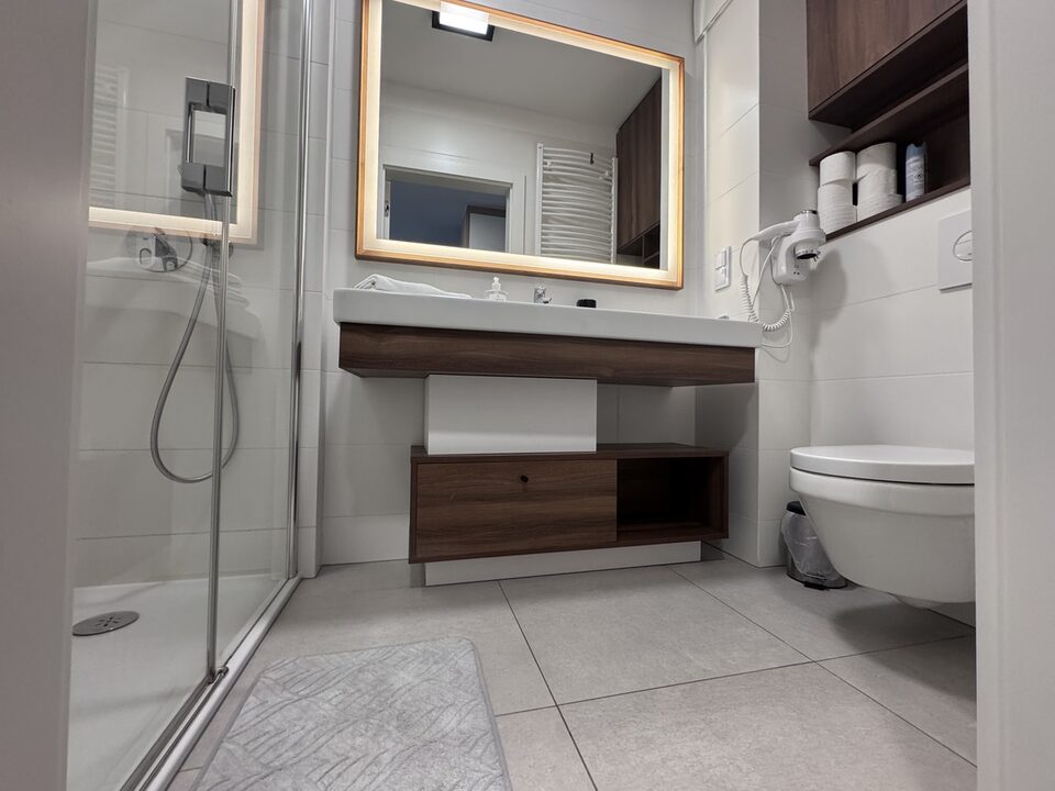 Salle de bains avec grand lavabo – Appartement Bella D126, Międzyzdroje