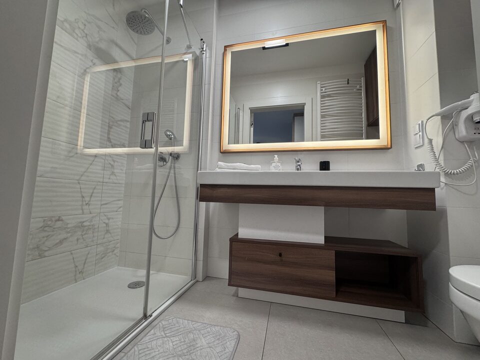 Salle de bains avec douche à l'italienne – Appartement Bella D126, Międzyzdroje