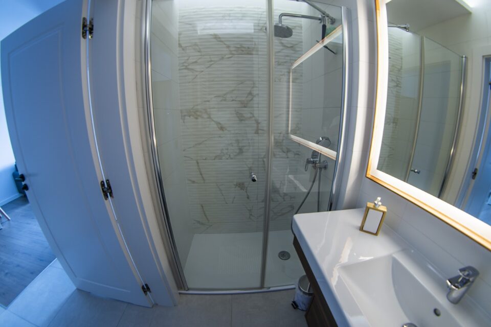 Cabine de douche dans la salle de bains – Appartement Bella D126, Międzyzdroje