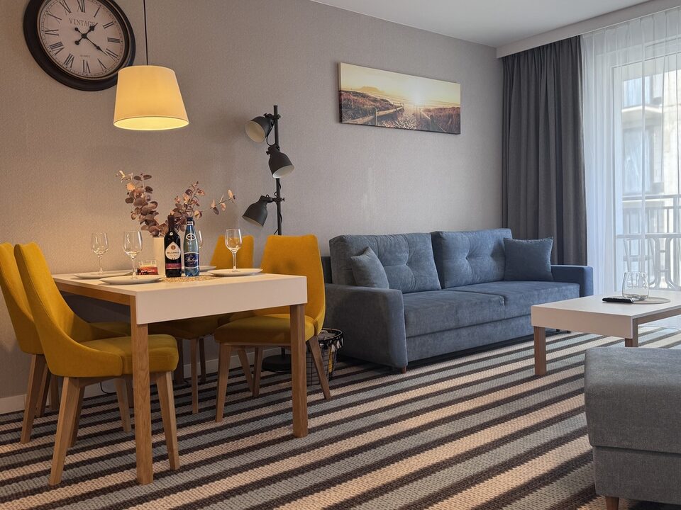 Stue med spiseplads og sofa – Lejlighed Bella D126, Międzyzdroje