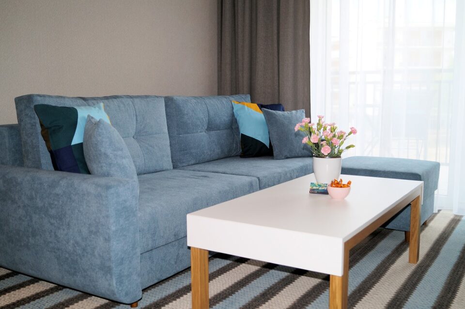 Hjørnesofa og sofabord i stuen – Lejlighed Bella D126, Międzyzdroje