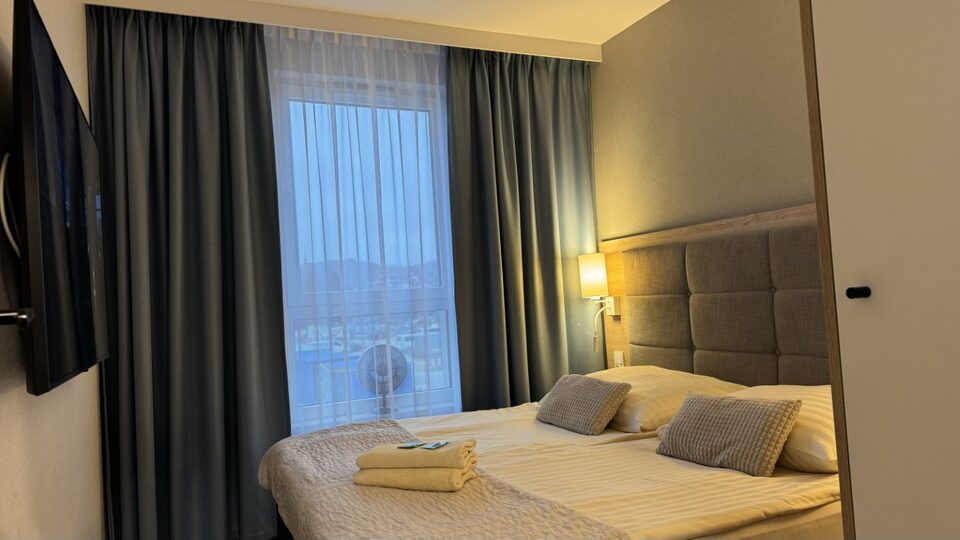 Lit près de la fenêtre dans la chambre – Appartement Bella D126, Międzyzdroje