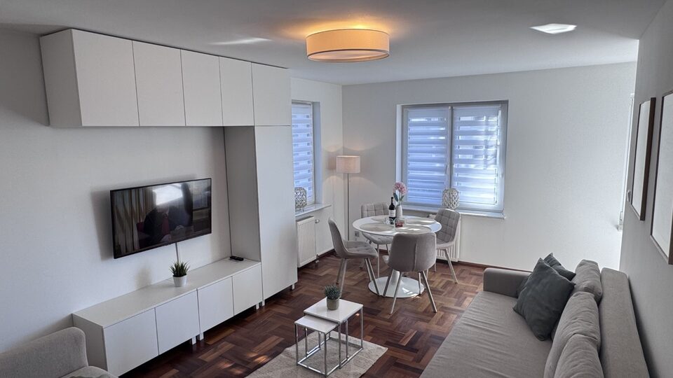 Stue med sofaer og spiseplads – Lejlighed Campingowa, Międzyzdroje