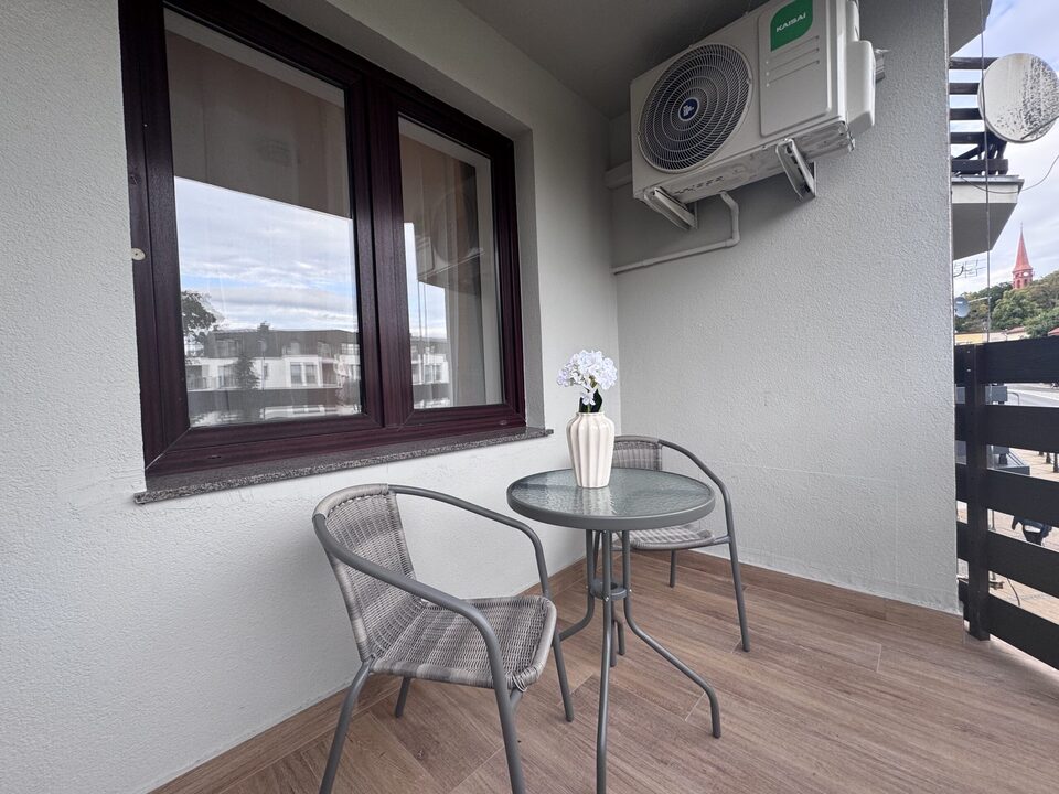 Balcon avec table et chaises – Appartement Centrum, Międzyzdroje