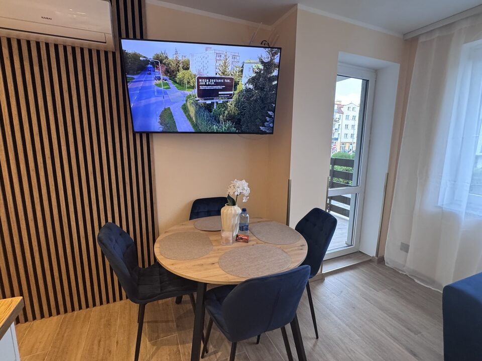 Coin repas près de la porte du balcon – Appartement Centrum, Międzyzdroje