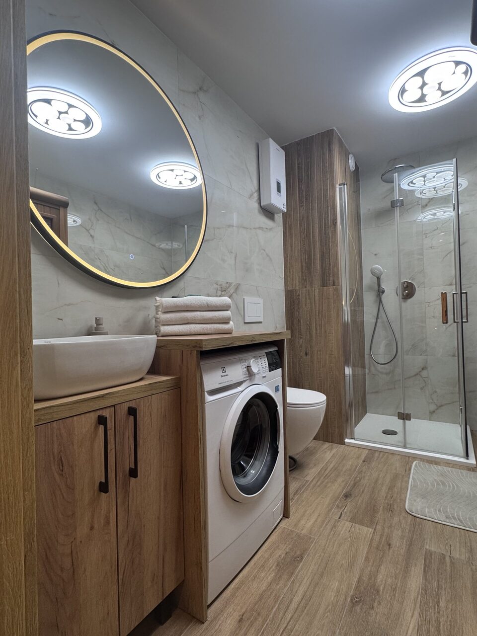 Salle de bains avec douche et lave-linge – Appartement Centrum, Międzyzdroje