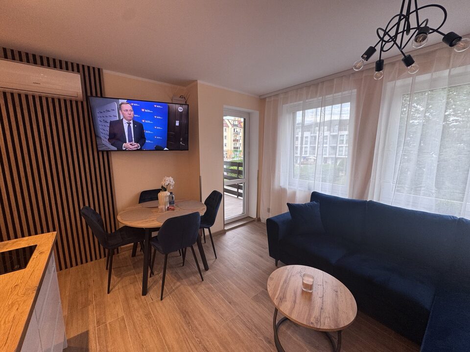 Hjørnesofa og bord i stuen – Lejlighed Centrum, Międzyzdroje