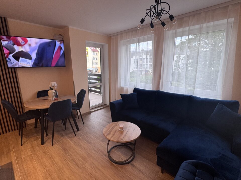 Stue med hjørnesofa og spiseplads – Lejlighed Centrum, Międzyzdroje