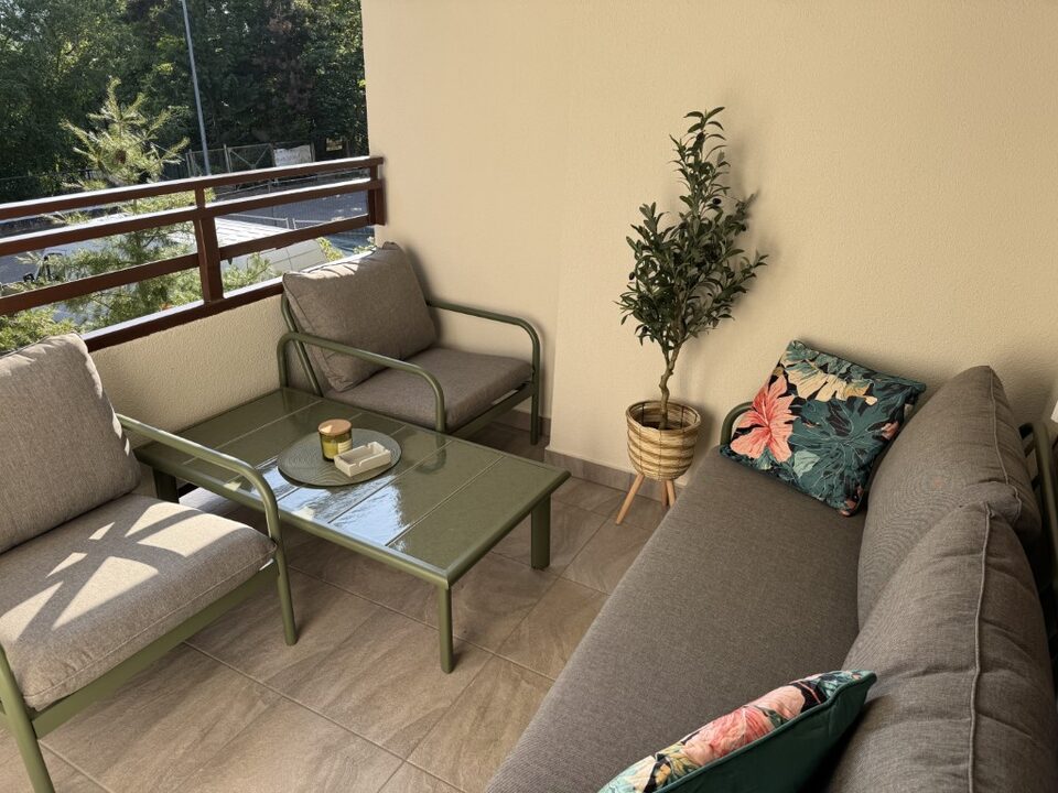Balcon avec fauteuils et canapé au milieu des arbres – Appartement Dream, Międzyzdroje