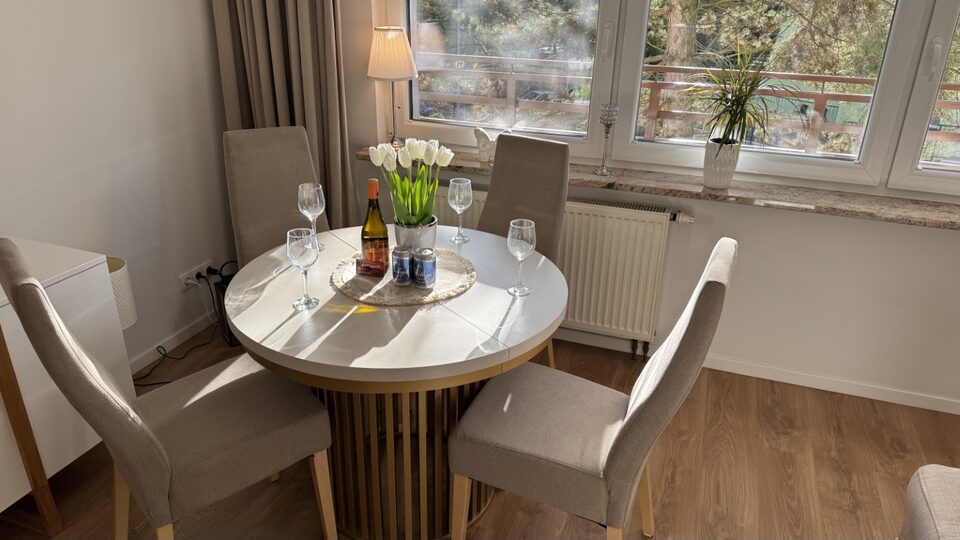 Spiseplads med hvidt bord og stole – Lejlighed Dream, Międzyzdroje