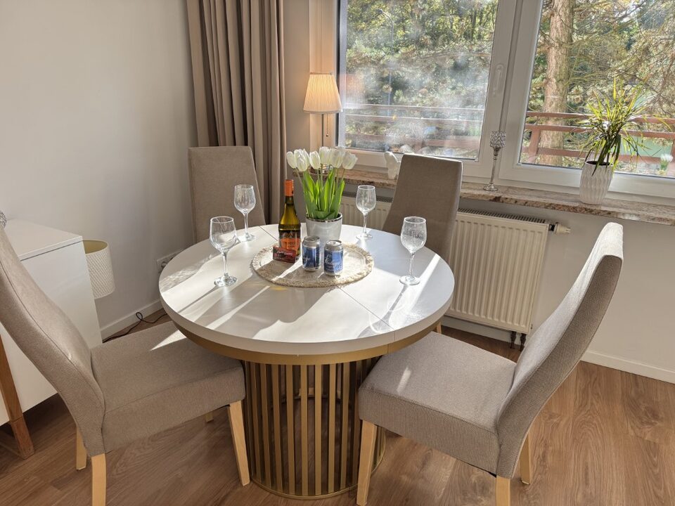 Table à manger ronde près de la fenêtre – Appartement Dream, Międzyzdroje