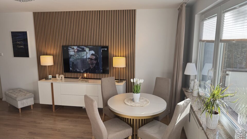 Meuble TV et coin repas dans le séjour – Appartement Dream, Międzyzdroje