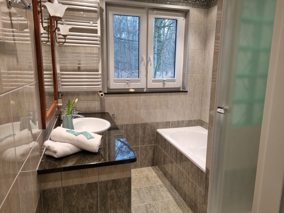 Salle de bains avec baignoire et fenêtre – Appartement Dream, Międzyzdroje