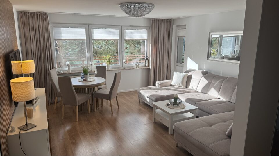 Stue med hjørnesofa og spiseplads – Lejlighed Dream, Międzyzdroje