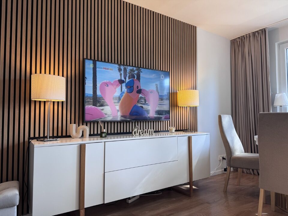 Télévision et buffet sur un mur à lamelles – Appartement Dream, Międzyzdroje