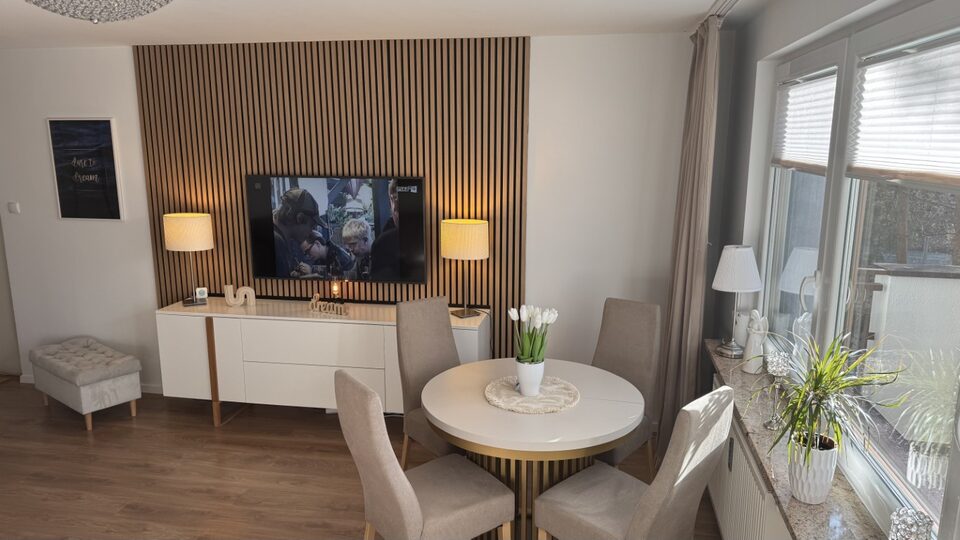 Coin télévision et coin repas dans le séjour – Appartement Dream, Międzyzdroje