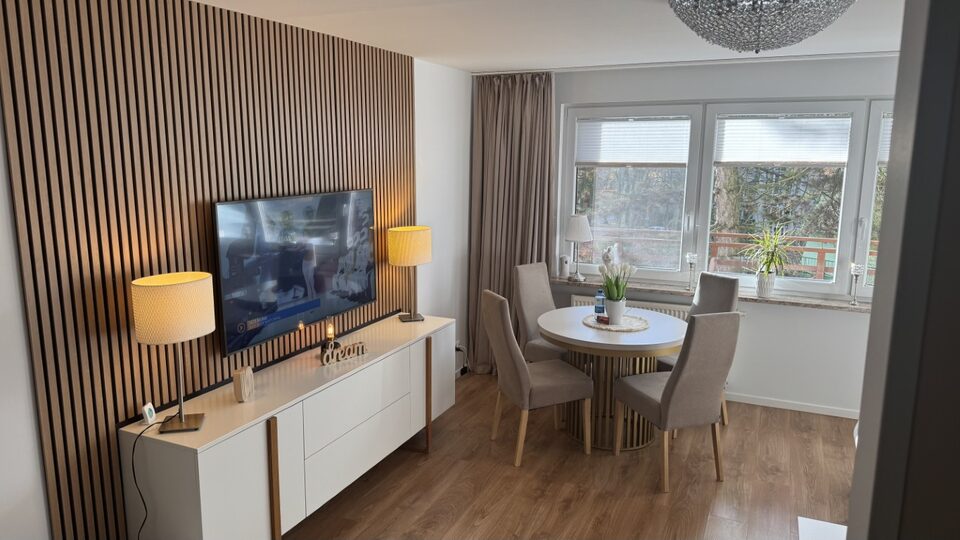 Séjour avec mur à lamelles et télévision – Appartement Dream, Międzyzdroje