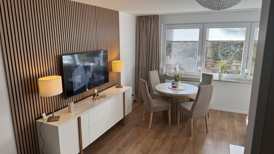 Télévision sur un mur à lamelles et table – Appartement Dream, Międzyzdroje