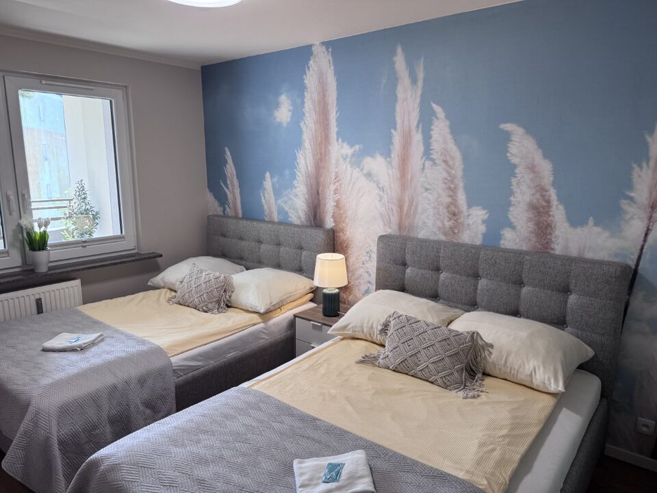 Deux lits près de la fenêtre dans la chambre – Appartement Dream, Międzyzdroje