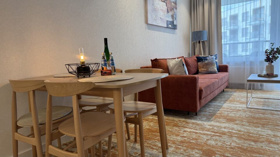 Spisebord og sofa i stuen – Lejlighed F338, Międzyzdroje