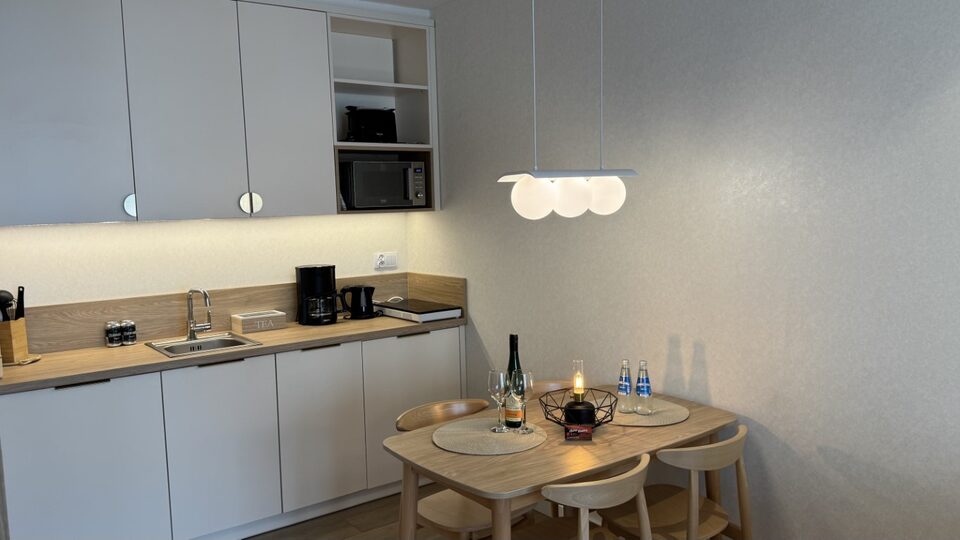 Tekøkken med bord – Lejlighed F338, Międzyzdroje