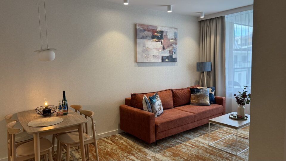 Stue med sofa og spiseplads – Lejlighed F338, Międzyzdroje