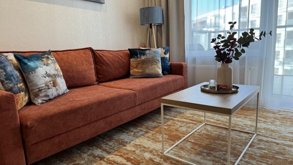 Sofa og sofabord i stuen – Lejlighed F338, Międzyzdroje