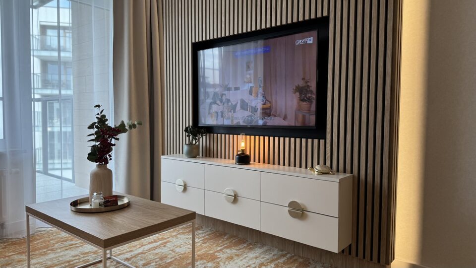 Tv på lamelvæg – Lejlighed F338, Międzyzdroje