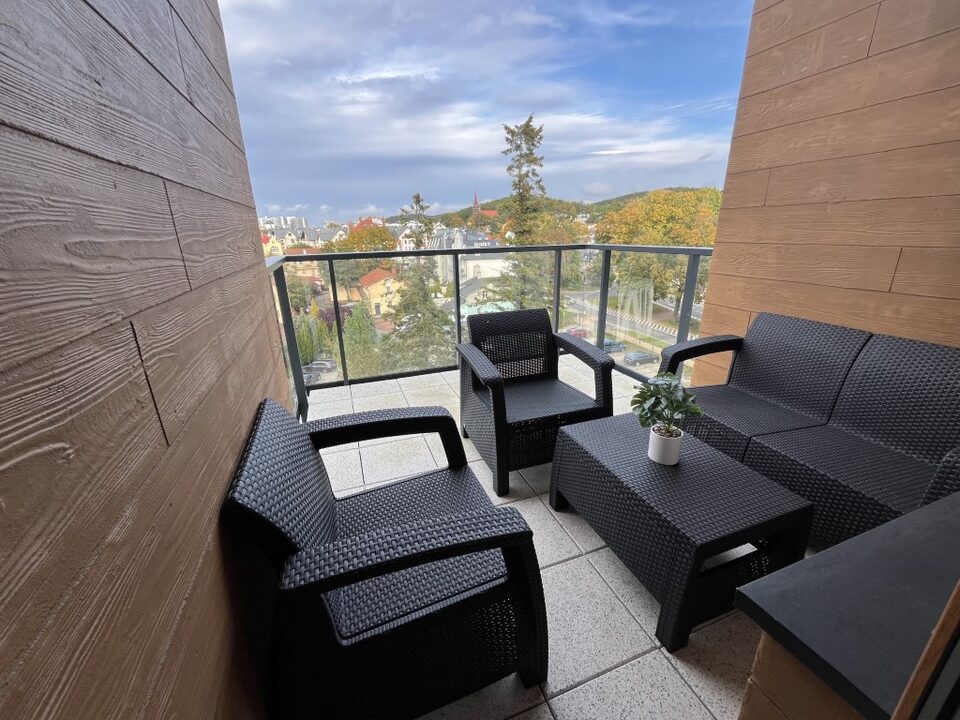 Balcon avec mobilier de jardin au 5e étage – Appartement F522, Międzyzdroje