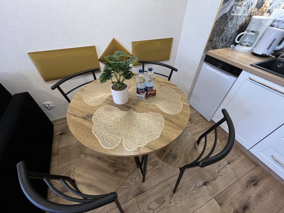 Table à manger ronde près de la cuisine – Appartement F522, Międzyzdroje