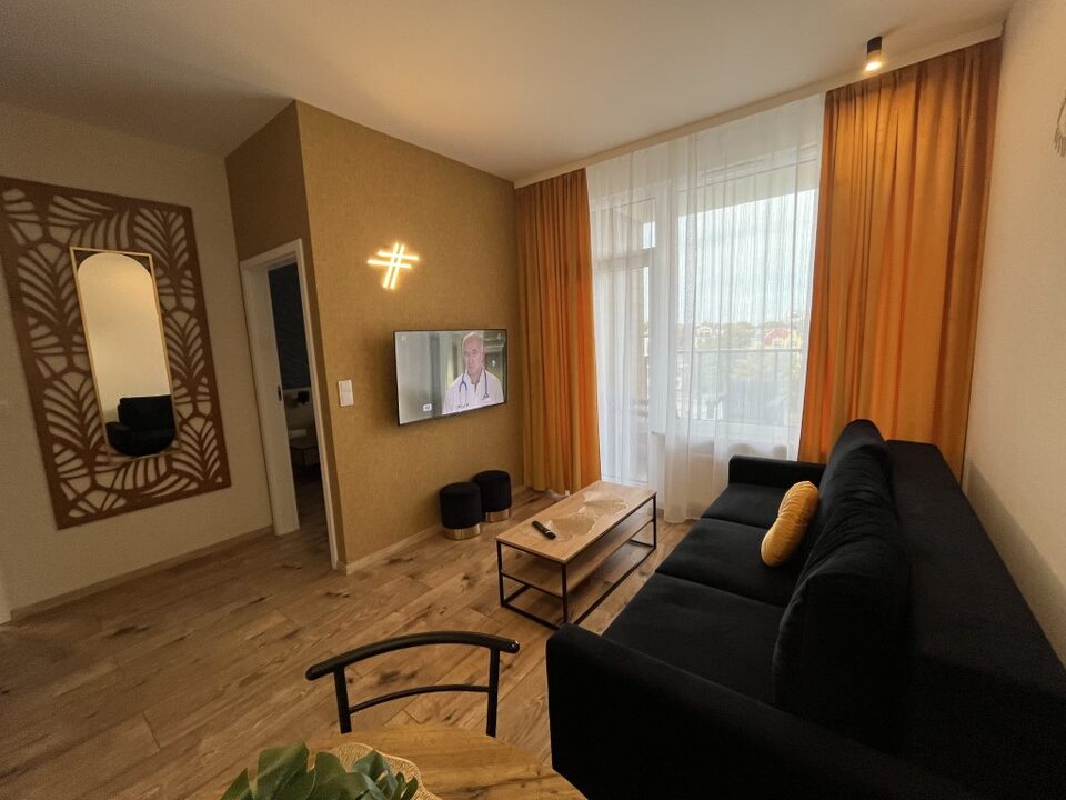 Stue med sofa og tv – Lejlighed F522, Międzyzdroje