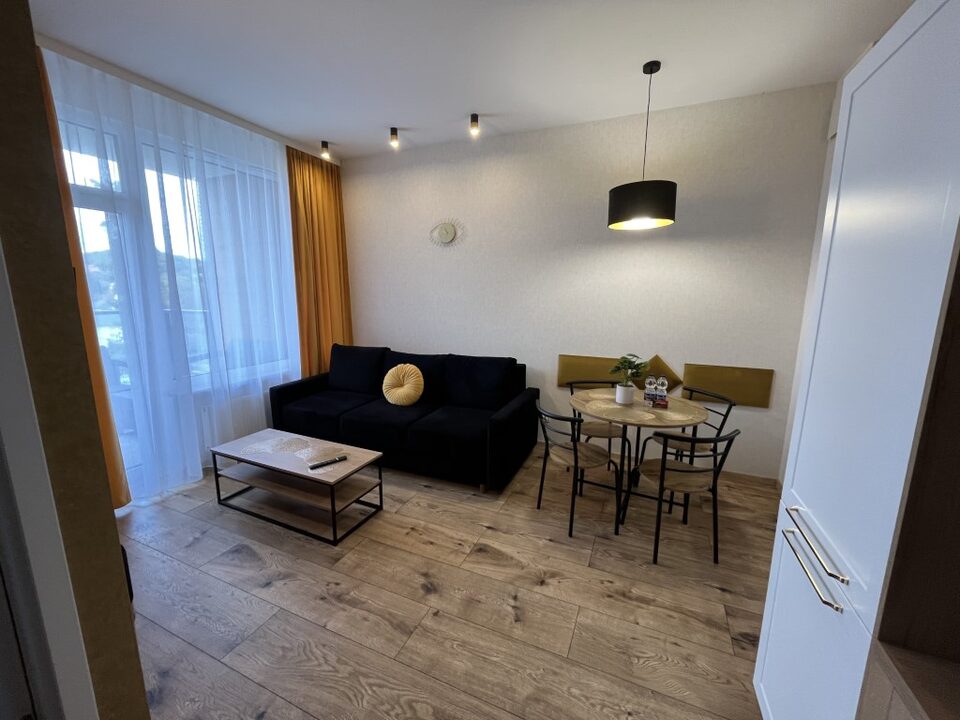 Séjour avec coin repas et accès au balcon – Appartement F522, Międzyzdroje
