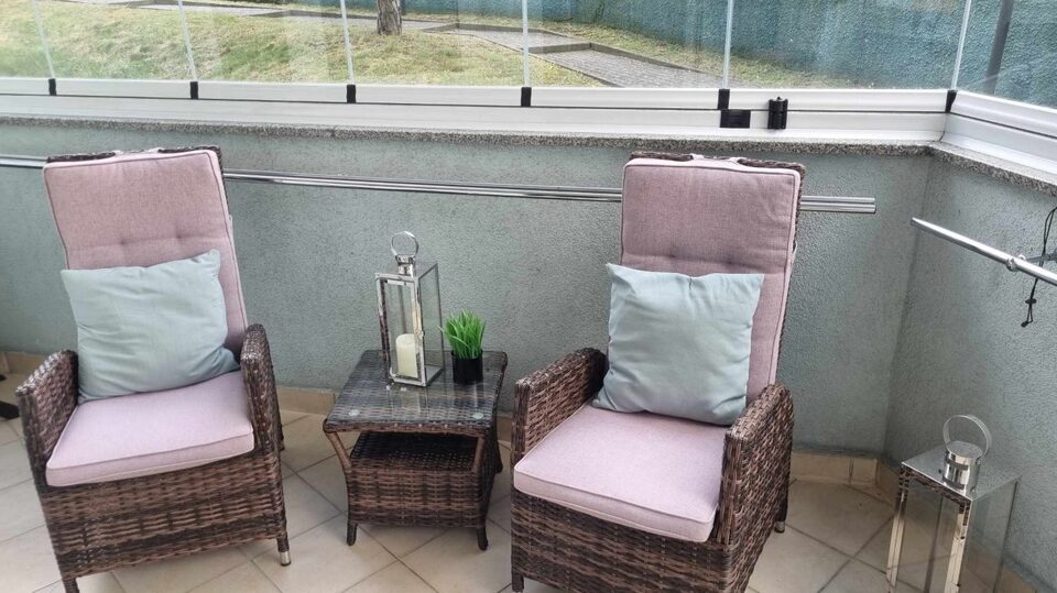 Verglaster Balkon mit Sesseln – Apartment Fala 111, Międzyzdroje