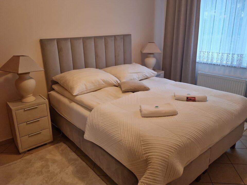 Schlafzimmer mit Doppelbett – Apartment Fala 111, Międzyzdroje