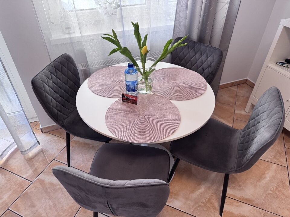 Rundt bord med stole – Lejlighed Fala, Międzyzdroje