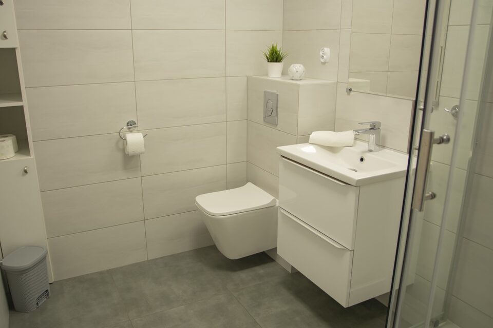 Badeværelse med håndvask og toilet – Lejlighed Fala, Międzyzdroje