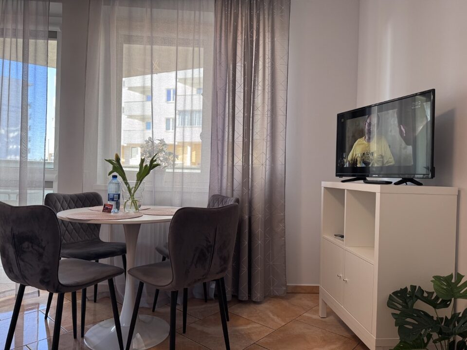 Stue med spiseplads og tv – Lejlighed Fala, Międzyzdroje