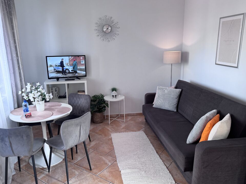 Sofa og spiseplads i stuen – Lejlighed Fala, Międzyzdroje