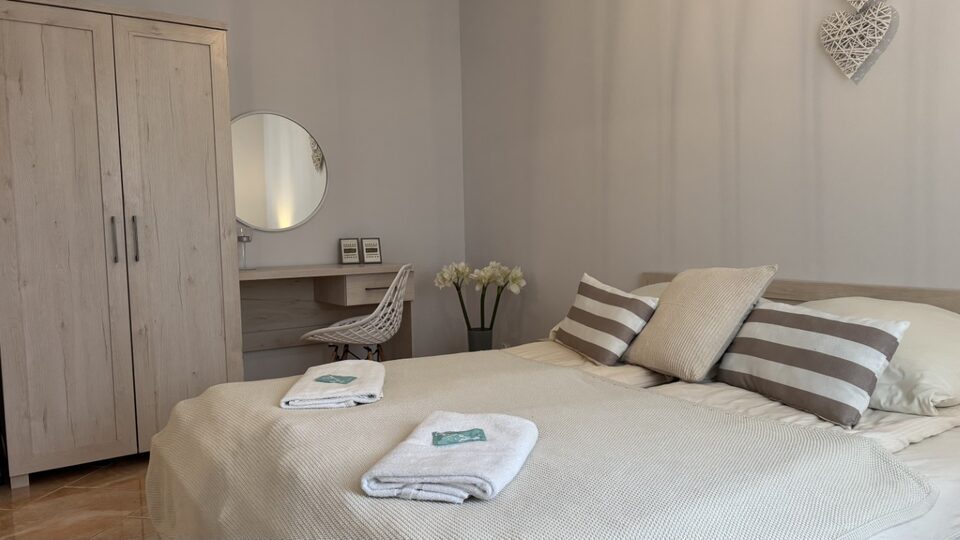 Soveværelse med garderobe og toiletbord – Lejlighed Fala, Międzyzdroje