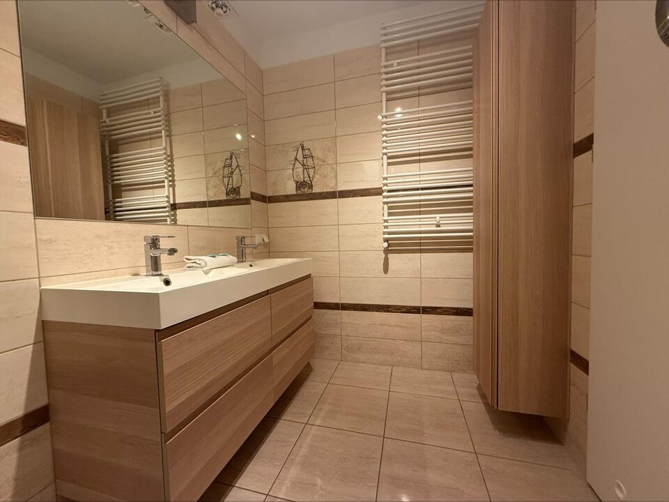 Salle de bains avec deux lavabos – Appartement Horyzont, Międzyzdroje