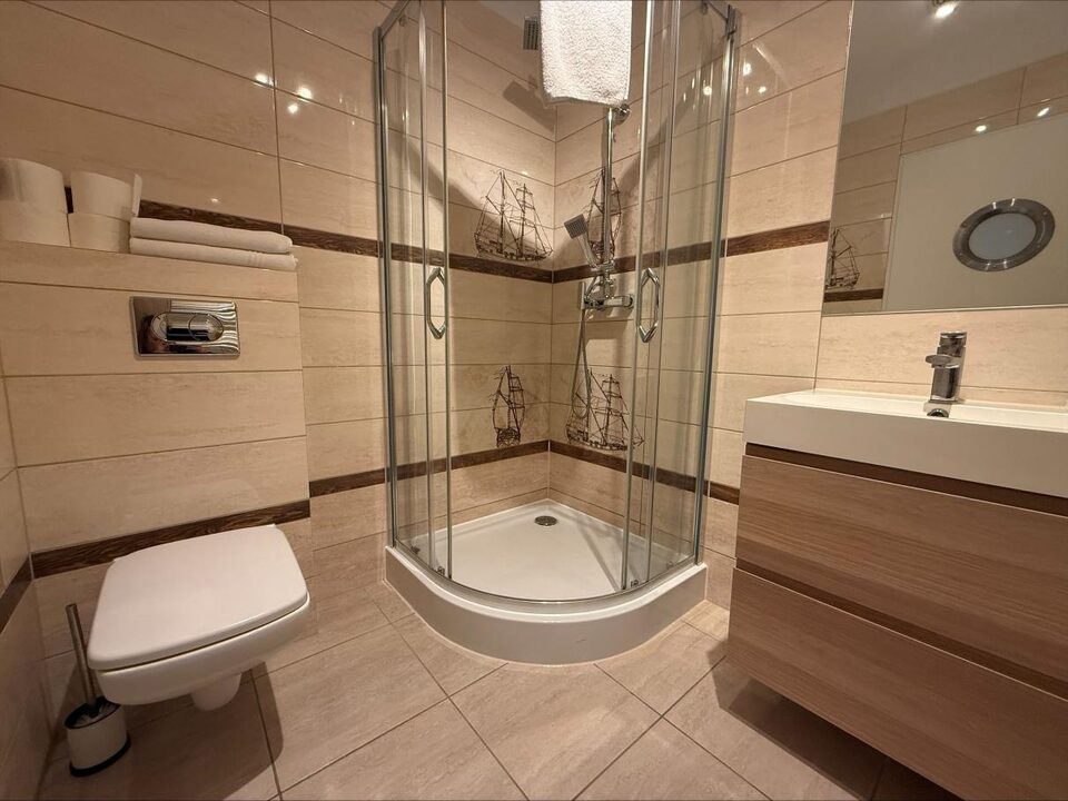 Salle de bains avec cabine de douche – Appartement Horyzont, Międzyzdroje