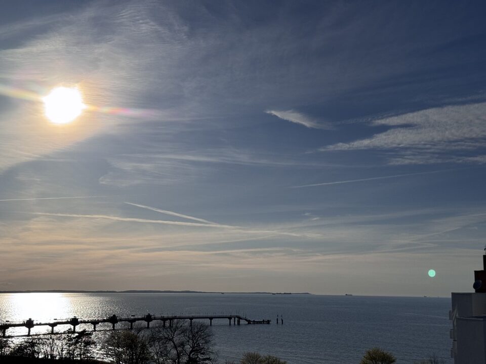 Vue sur la mer et la jetée depuis le 8e étage – Appartement Horyzont, Międzyzdroje