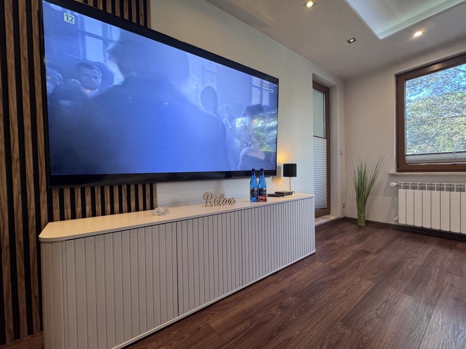 Stue med stort tv og kommode – Lejlighed Otimo, Międzyzdroje