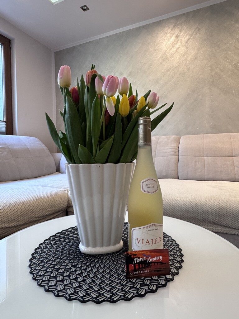 Velkomstblomster på stuebordet – Lejlighed Otimo, Międzyzdroje