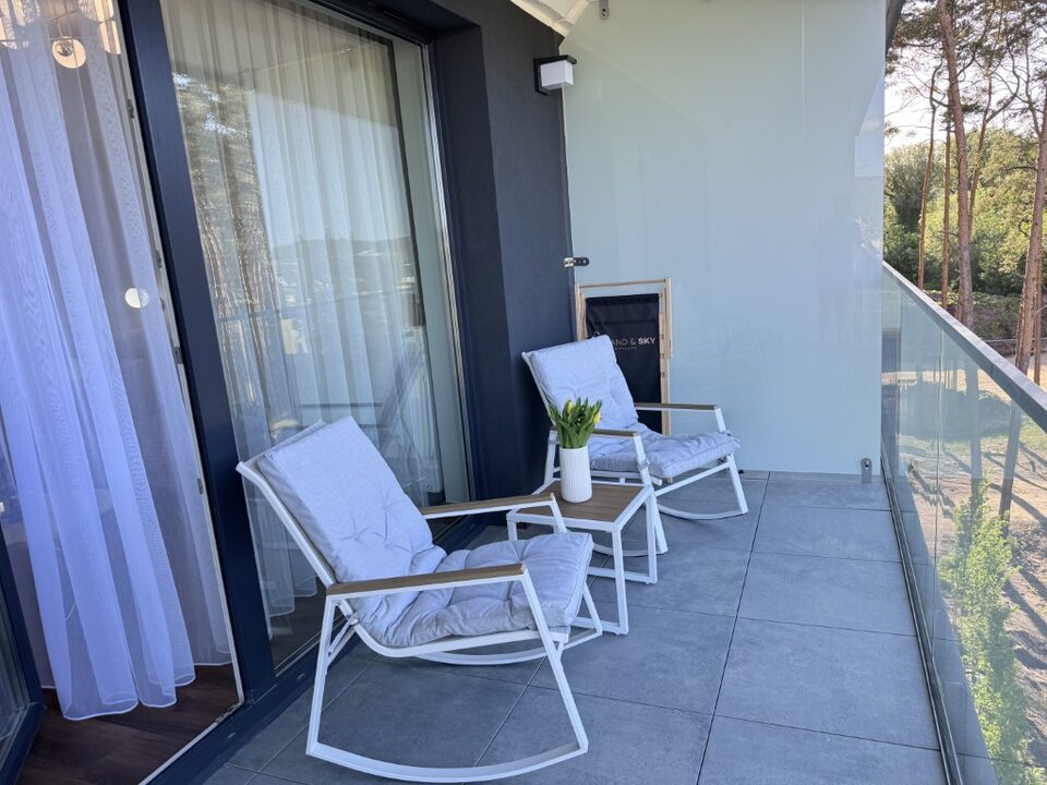 Balcon avec fauteuils à bascule – Appartement Ouro, Międzyzdroje