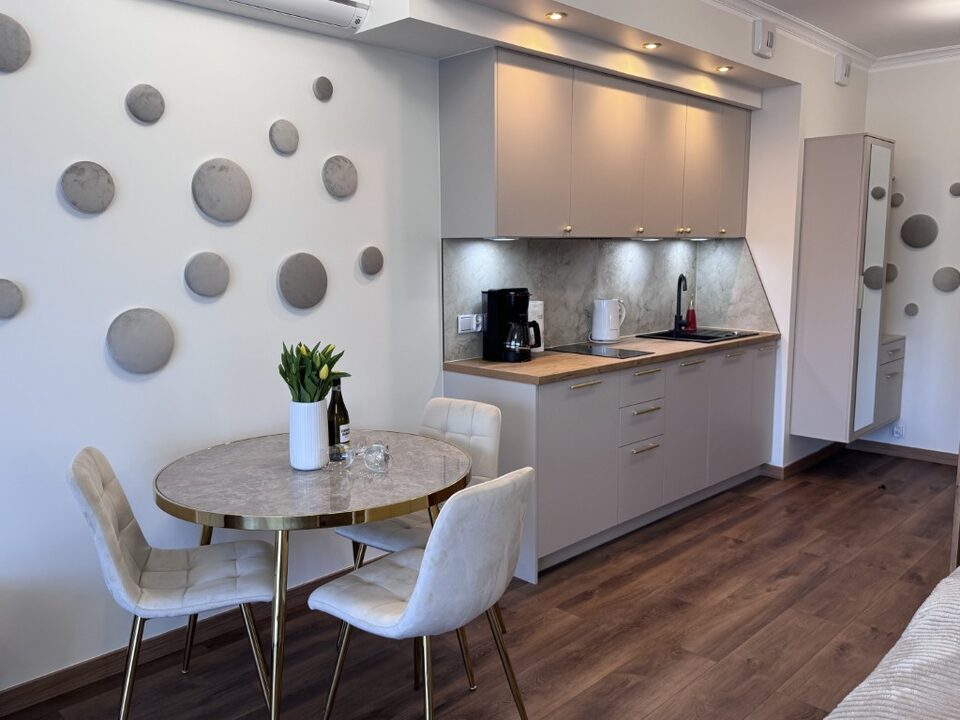 Kitchenette avec machine à café et petite table – Appartement Ouro, Międzyzdroje