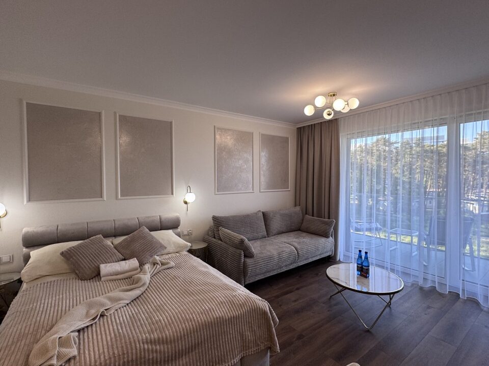 Seng og sofa ved altanvinduet – Lejlighed Ouro, Międzyzdroje