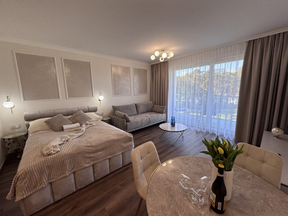 Soveafdeling og bord med glasplade – Lejlighed Ouro, Międzyzdroje